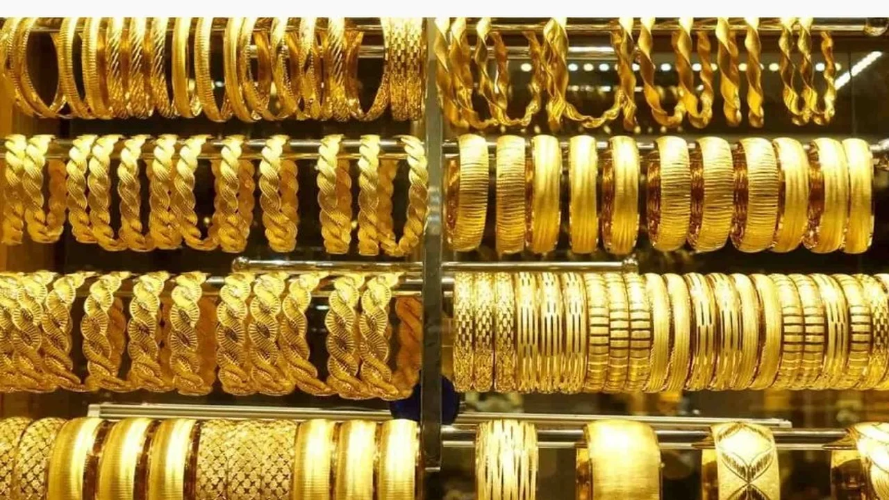 ارتفاع أسعار الذهب يدفع المواطنين لزيادة مبيعاتهم من المعدن الأصفر بالأسواق المحلية